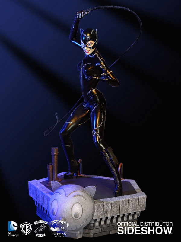 https://www.sideshowtoy.com/assets/products/902483-catwoman/lg/902483_press04.jpg